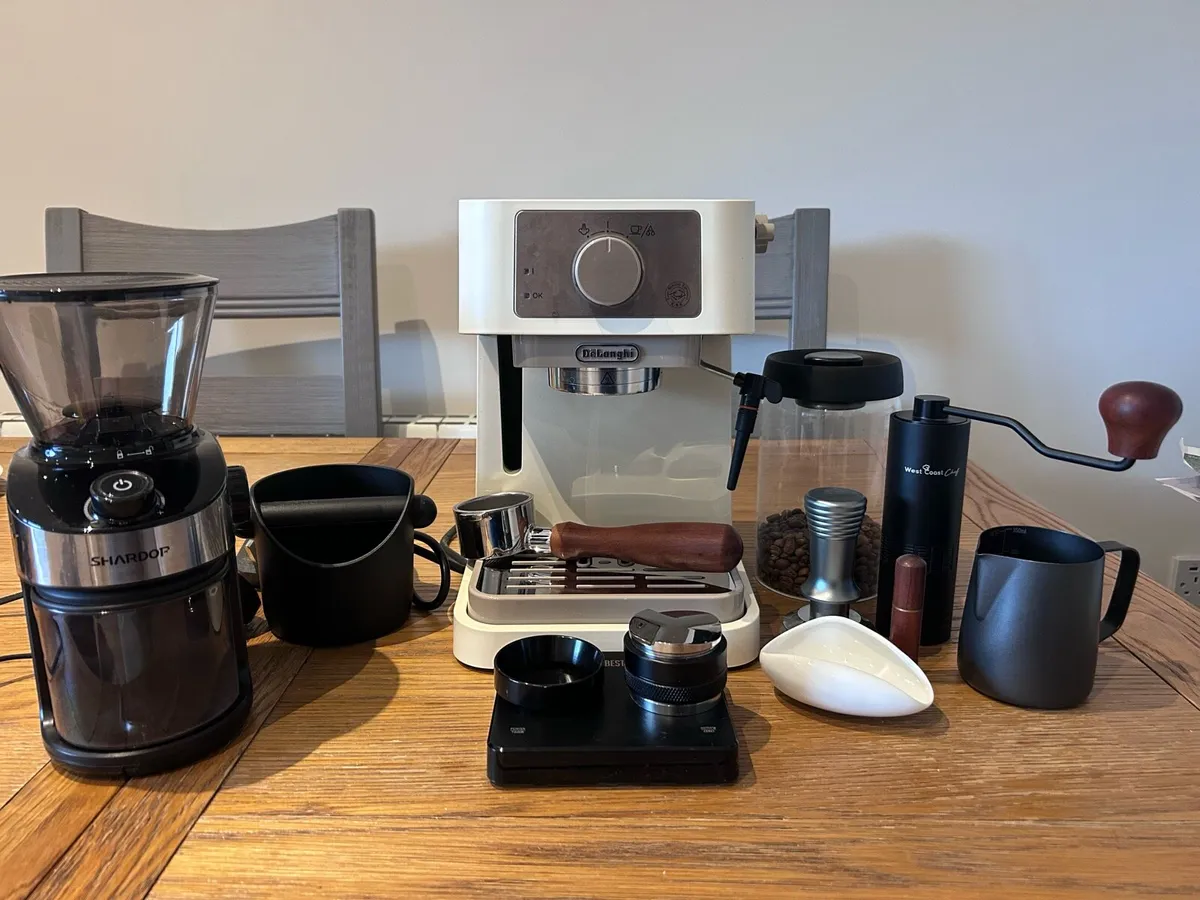 De'Longhi Stilosa Espresso Machine + Accessories - Image 1