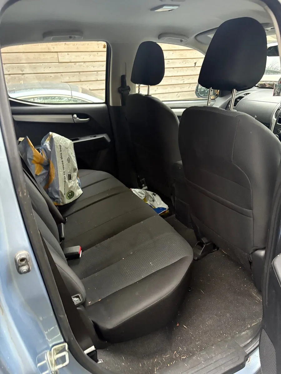Isuzu D max 2017 crew cab - Image 4