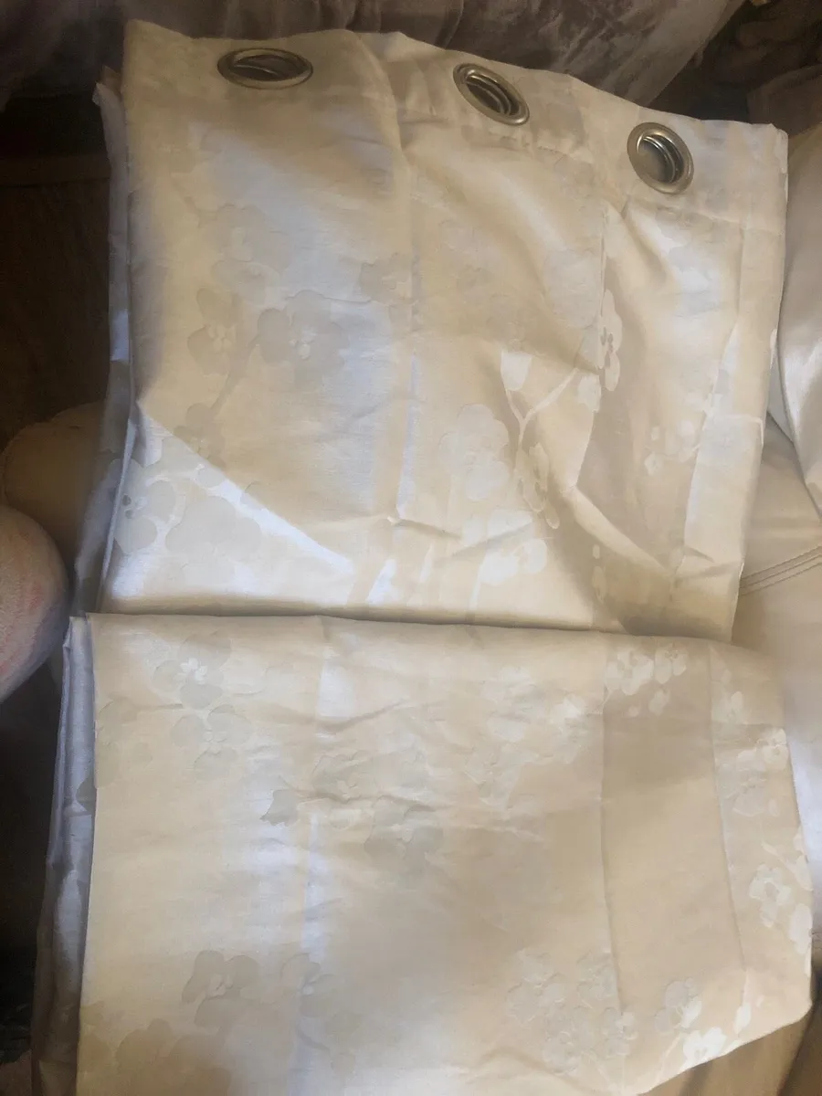 Curtains - Image 2