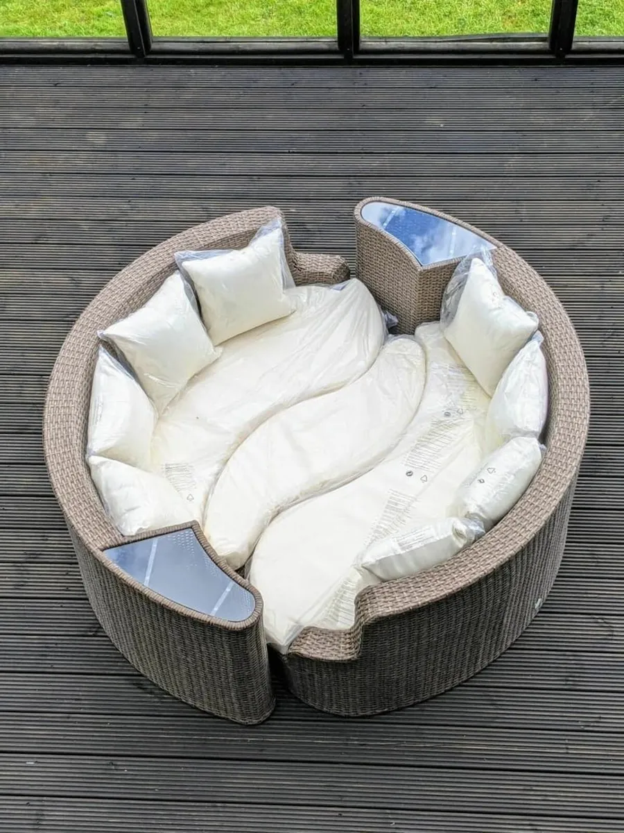 Outdoor garden rattan furniture round daybed - Image 1