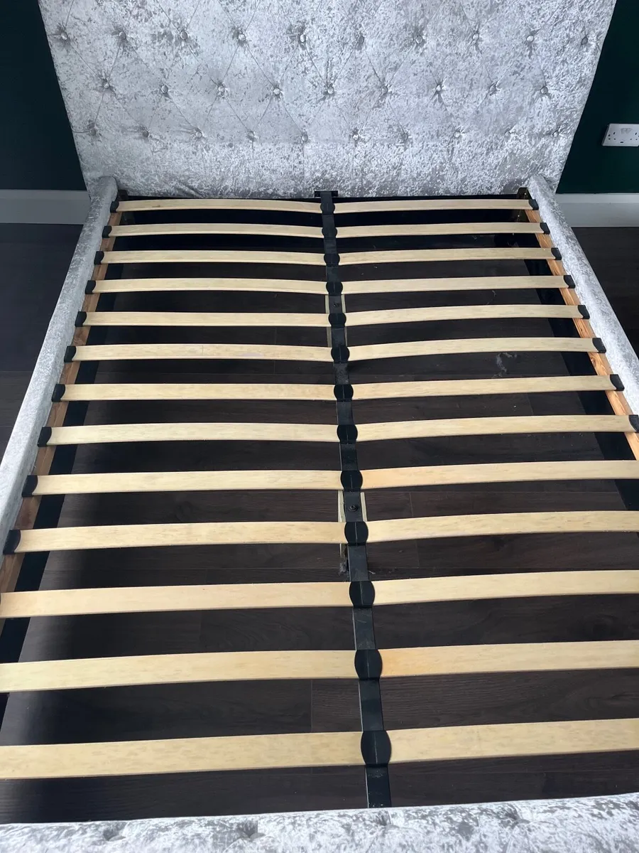 King size bed - Image 1
