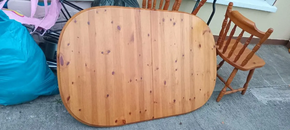 Table 4 chairs - Image 1