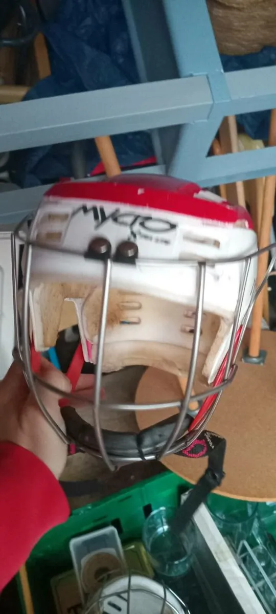 Hurling helmet - Image 1