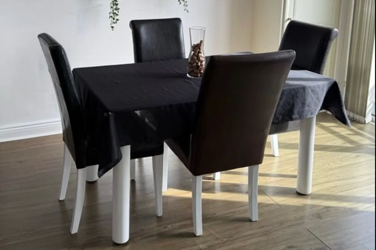 Solid wood table - Image 1