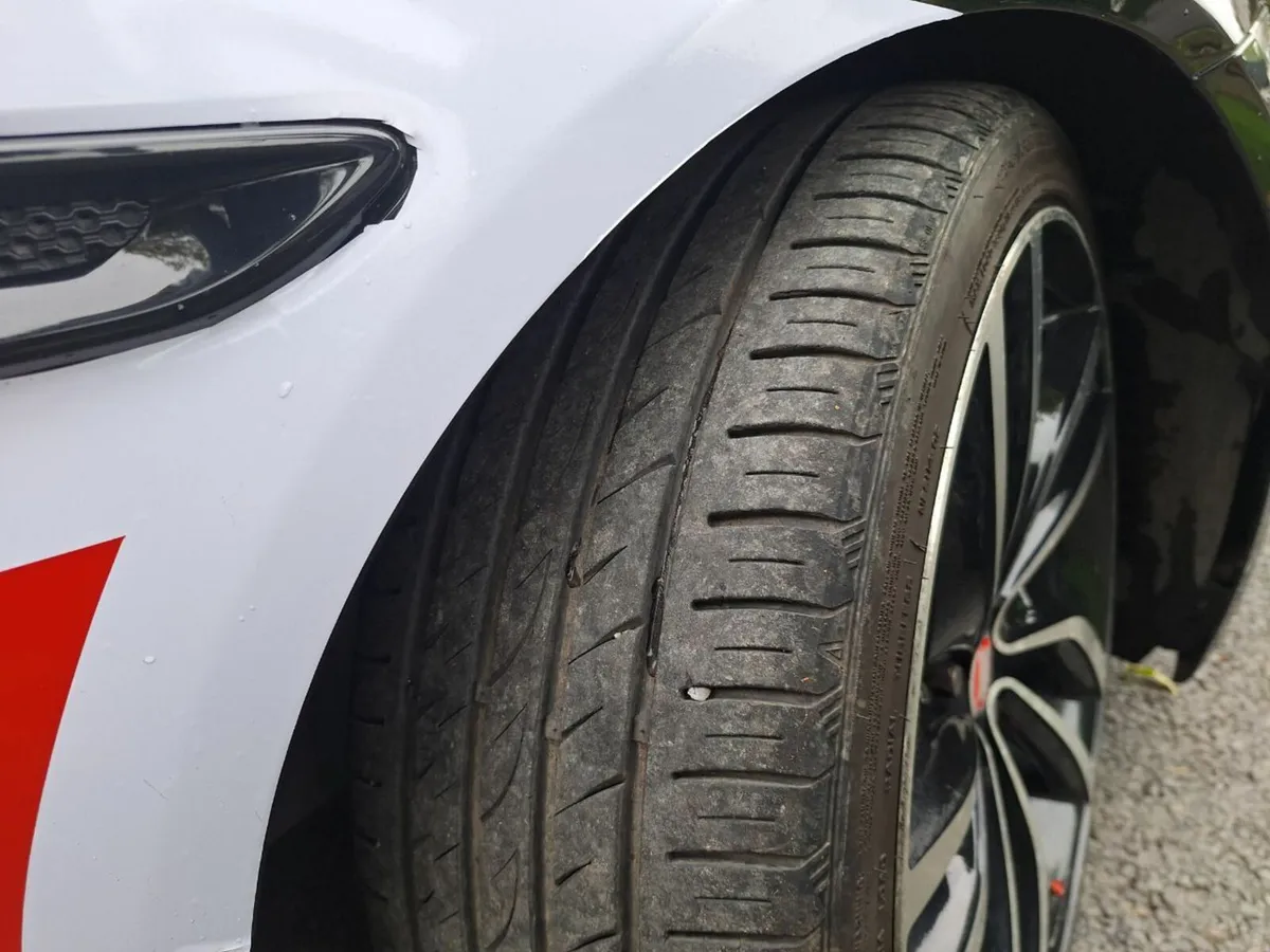 "Rare specification" Jaguar XE 2017 - Image 2