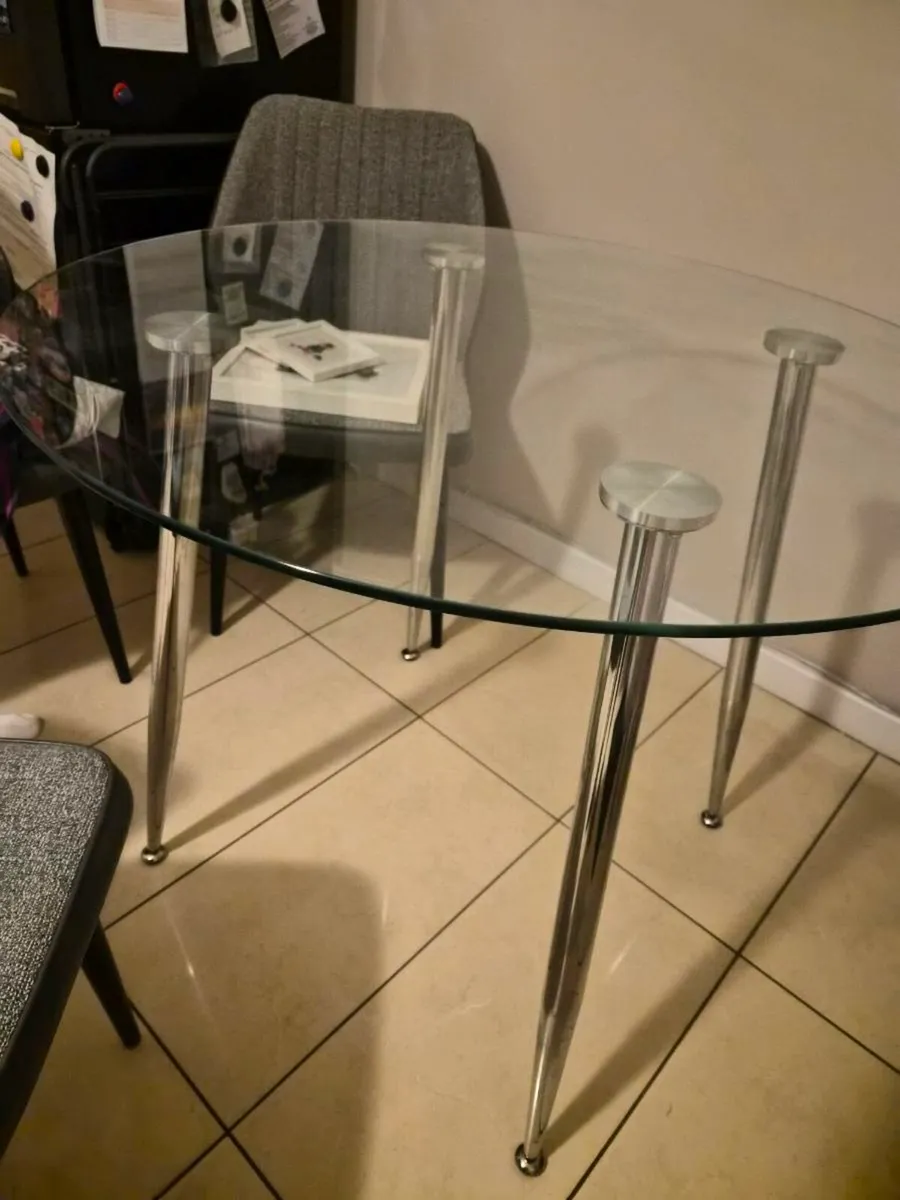 3ft round glass dining table - Image 1