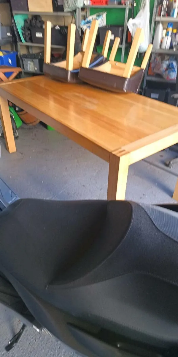 Table and chairs - Image 1