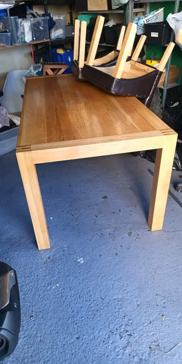 Table and chairs - Image 2