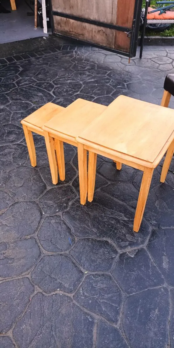Table and chairs - Image 3