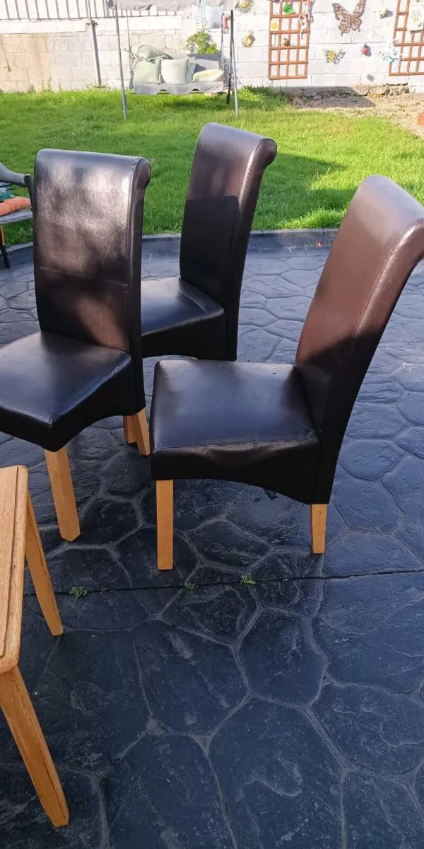 Table and chairs - Image 4