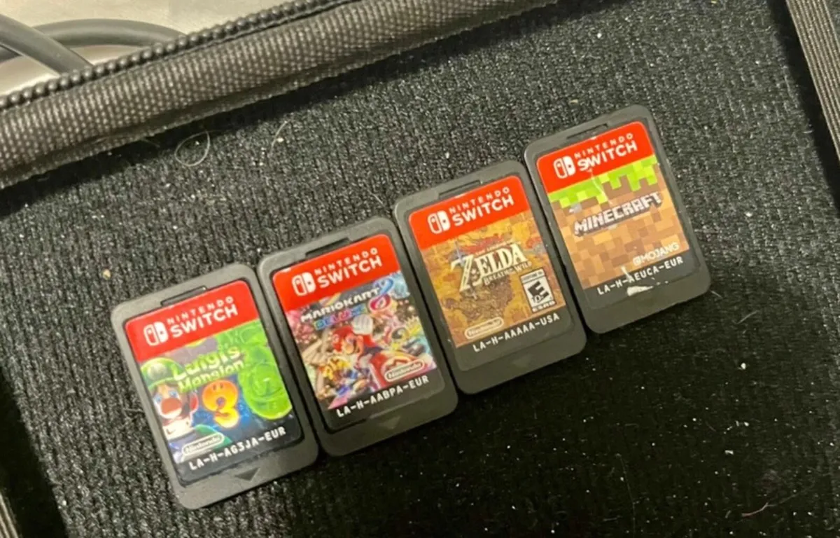 Nintendo switch lite with 9 games & micro SD card - Image 2