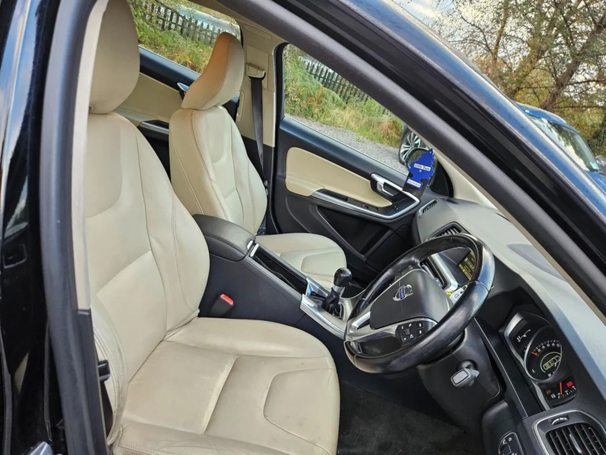 Volvo S60 D2 SE 4DR - Image 2