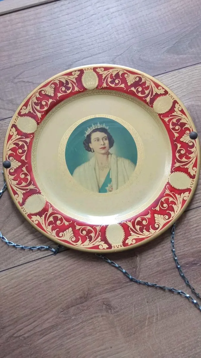 Vintage tin queen plate - Image 1