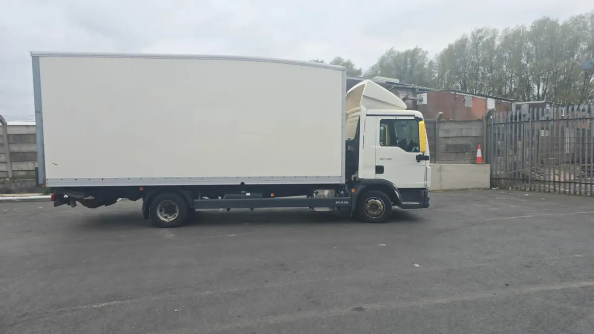 20ft Box body with tail lift storage