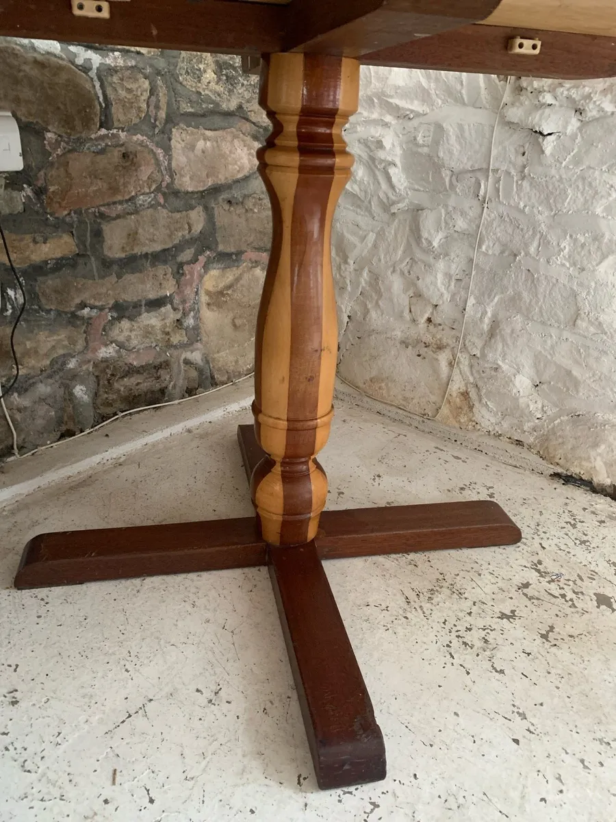 Round dining table - Image 1