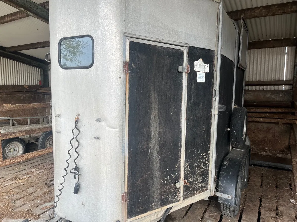 Horse box