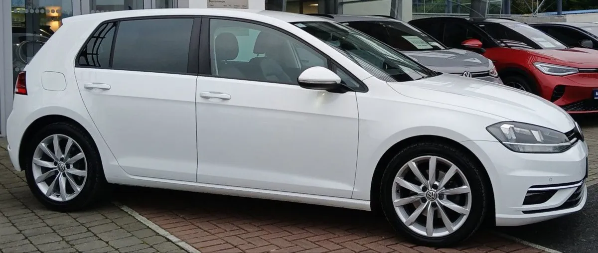 Volkswagen Golf Highline 1.6 TDI 115HP  rear View - Image 2