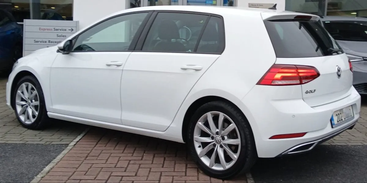 Volkswagen Golf Highline 1.6 TDI 115HP  rear View - Image 4