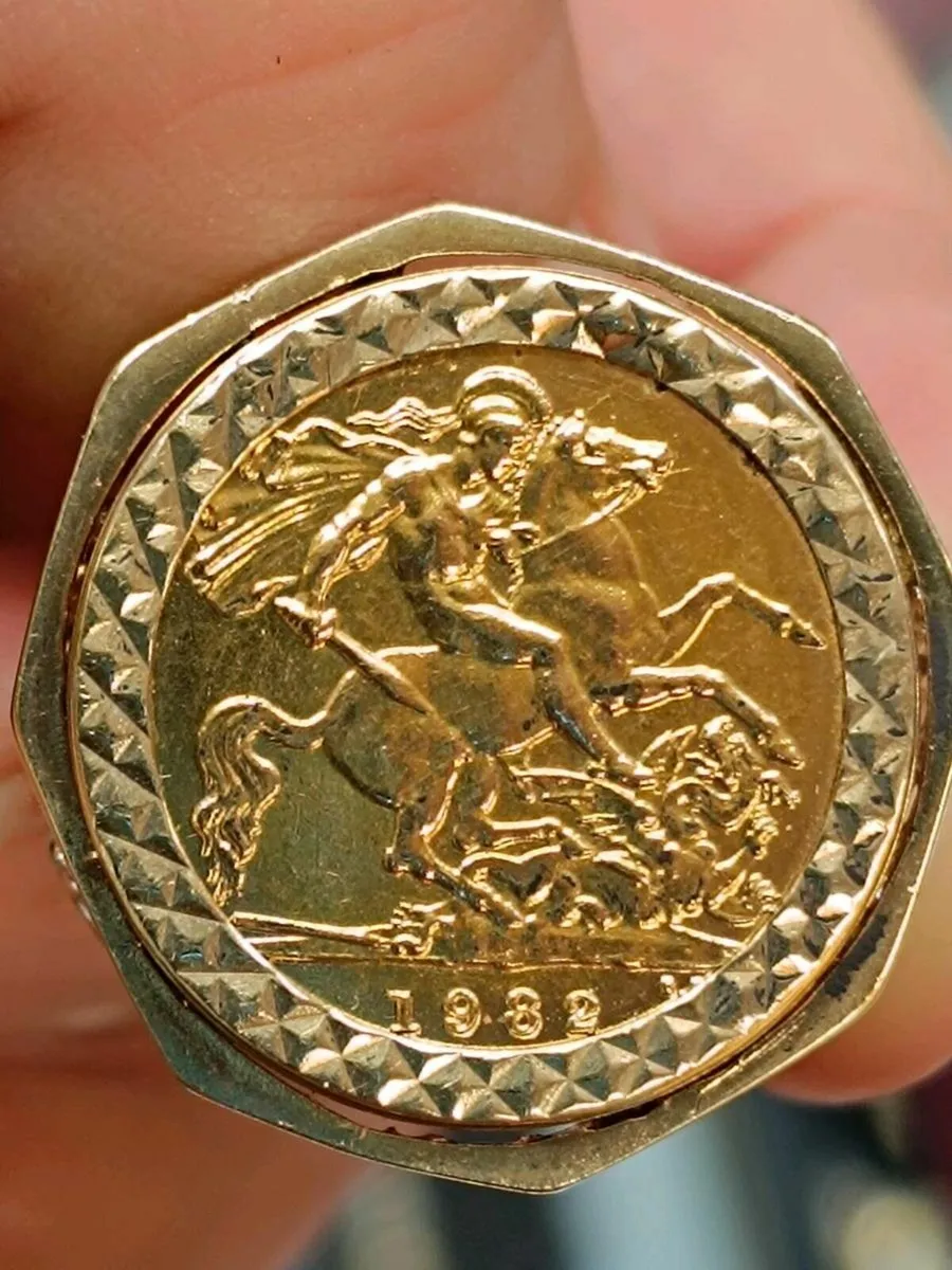 1982 Half Sovereign Ring - Image 2