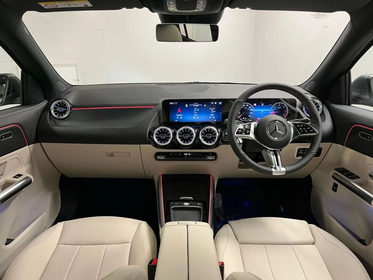 Mercedes-Benz GLA 180d Progressive - Reversing Ca - Image 4
