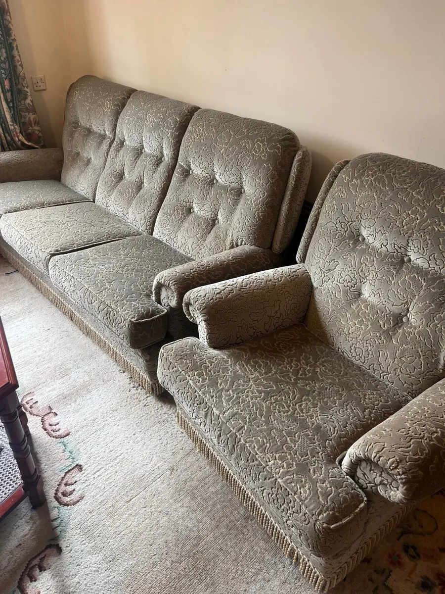 Vintage Parker knoll sofa and chairs - Image 2