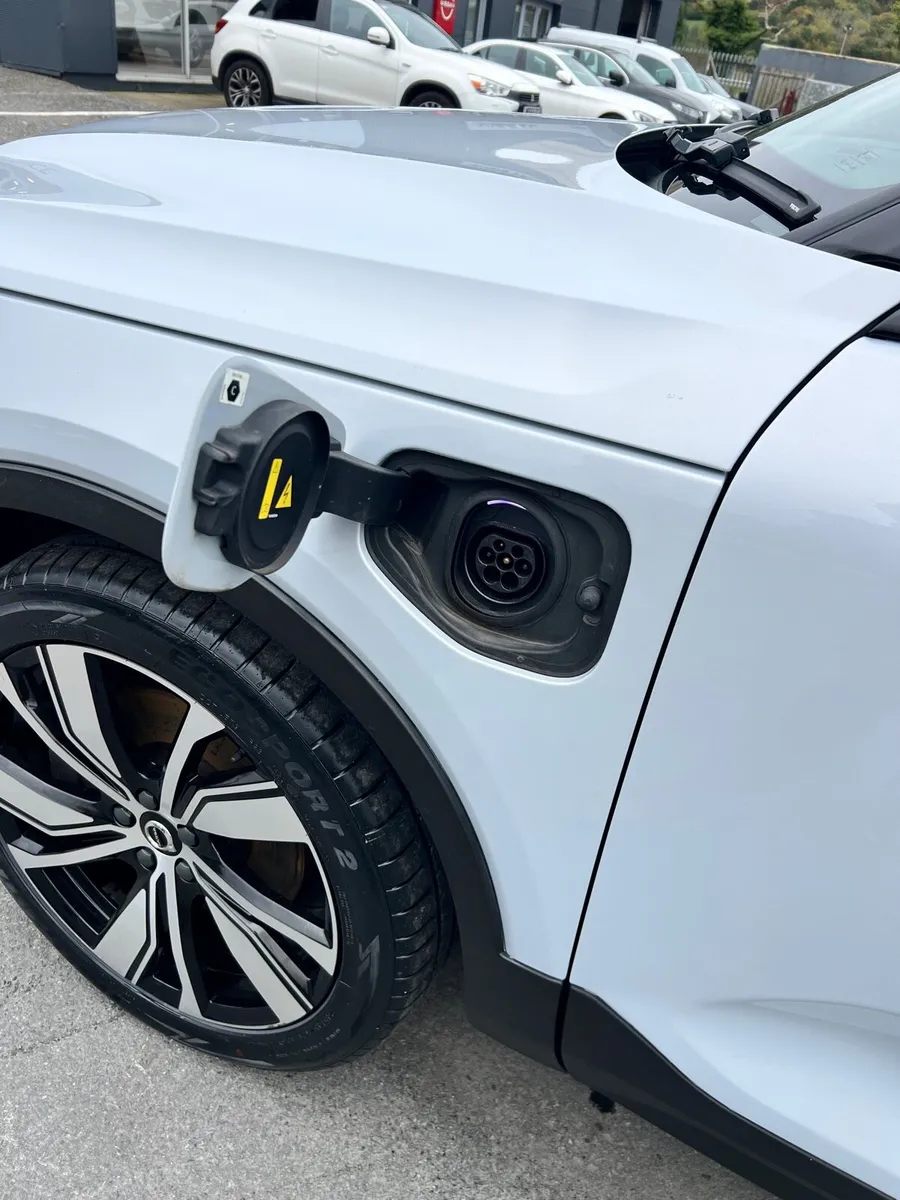 Volvo XC40 for Export - Image 3