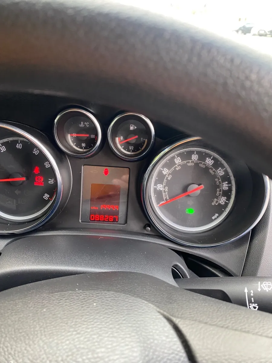 Vauxhall Astra 2010 - Image 2
