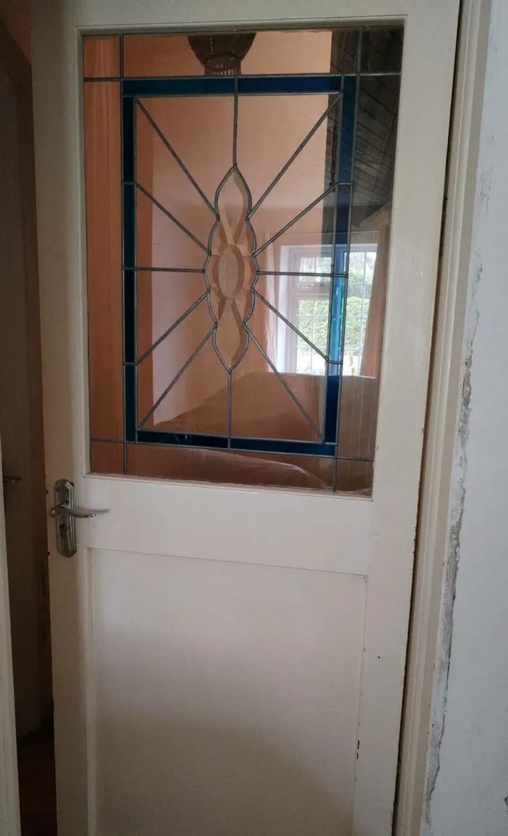 Wooden doors (x2) with stained-glass panel - Image 2