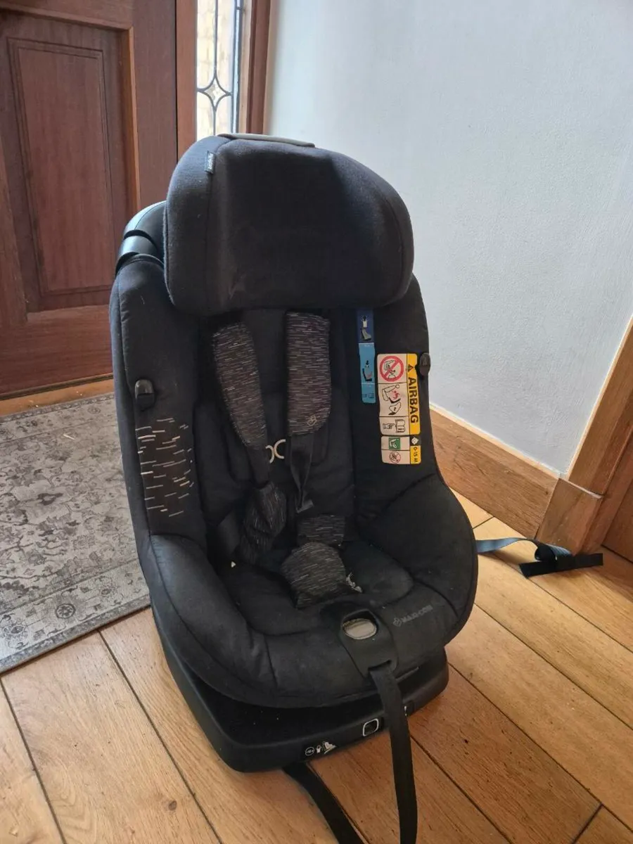 Maxi Cosi Axissfix Child's Car Seat - Image 1
