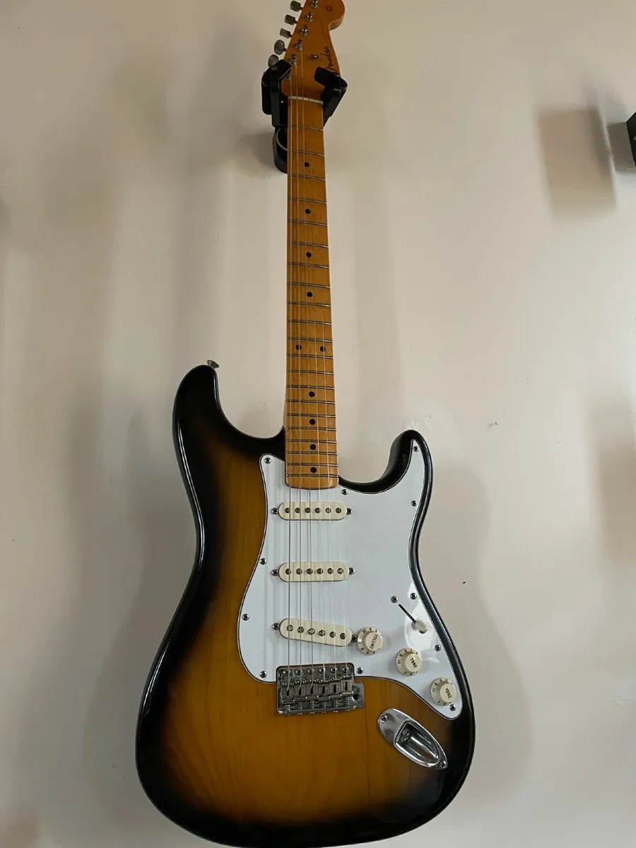 Fender stratt 1957 reissue with case - Image 1