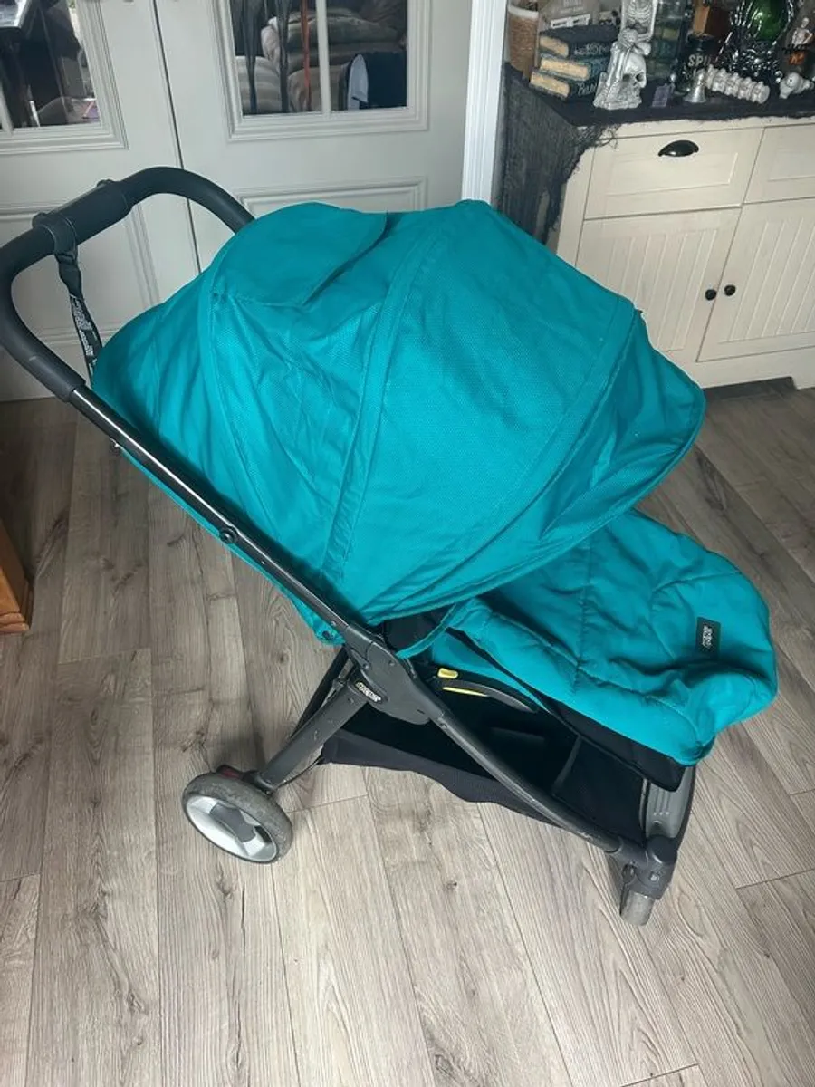 Travel system 3 in 1 + isofix car seat base - Image 3