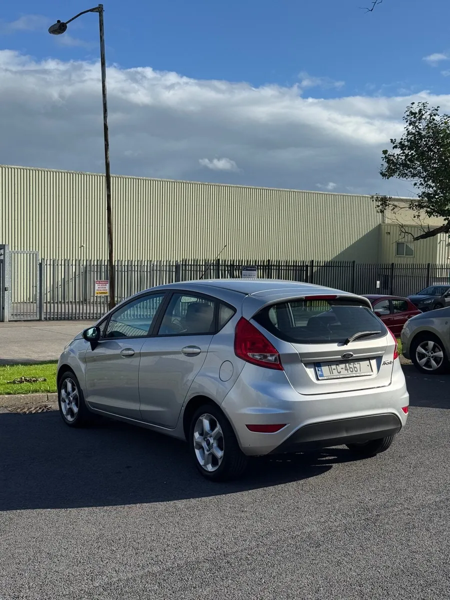 Ford Fiesta 2011 - Image 2