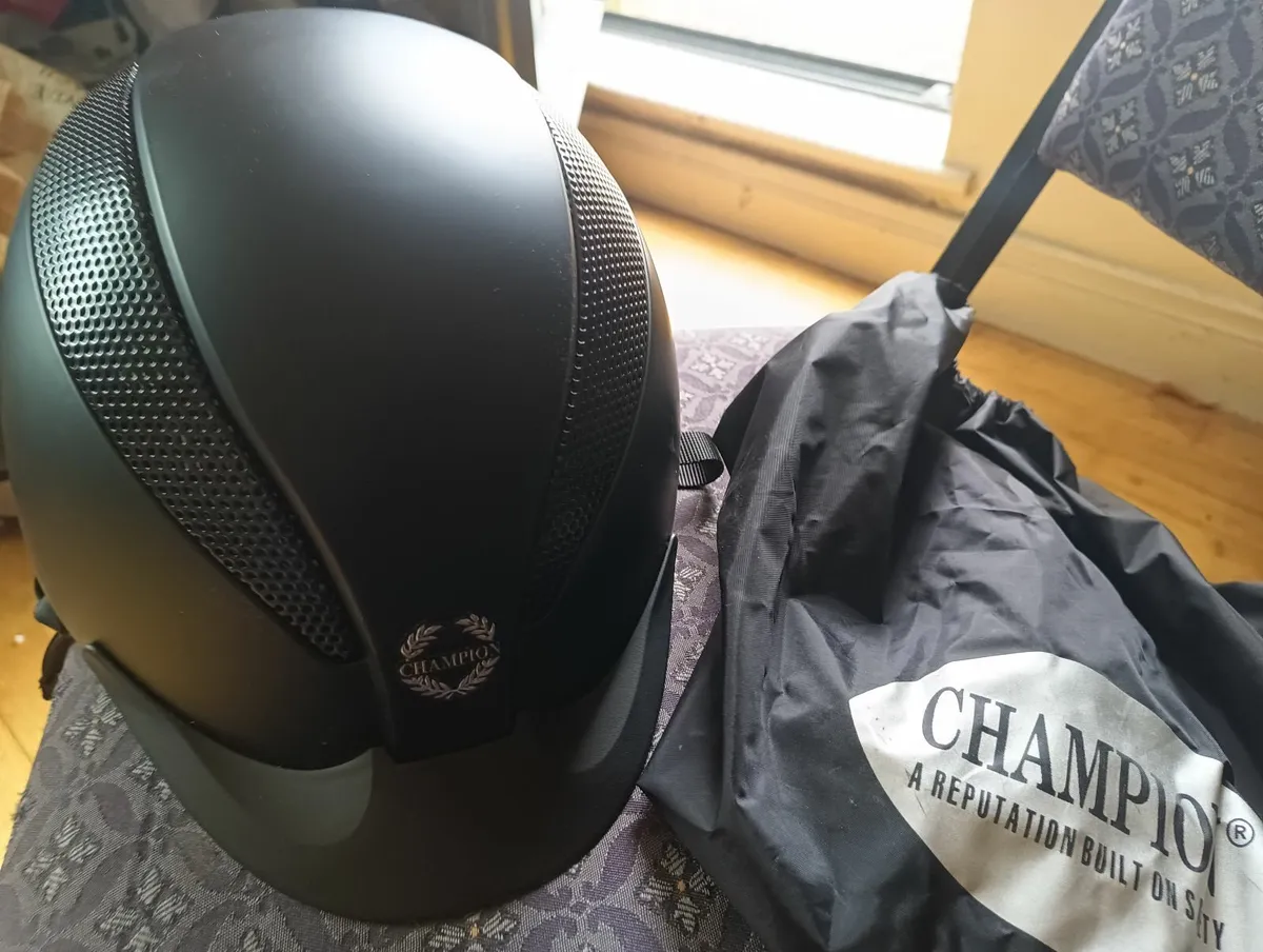 Riding helmet - Image 1