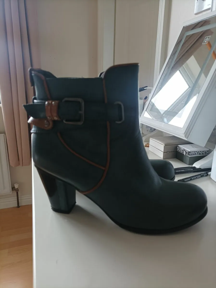 Womens boots - Image 2