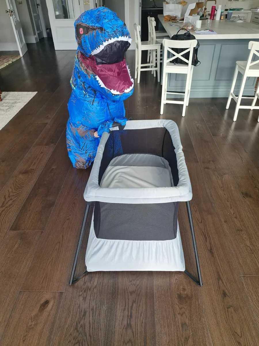 Baby Bjorn Travel Cot - Image 4