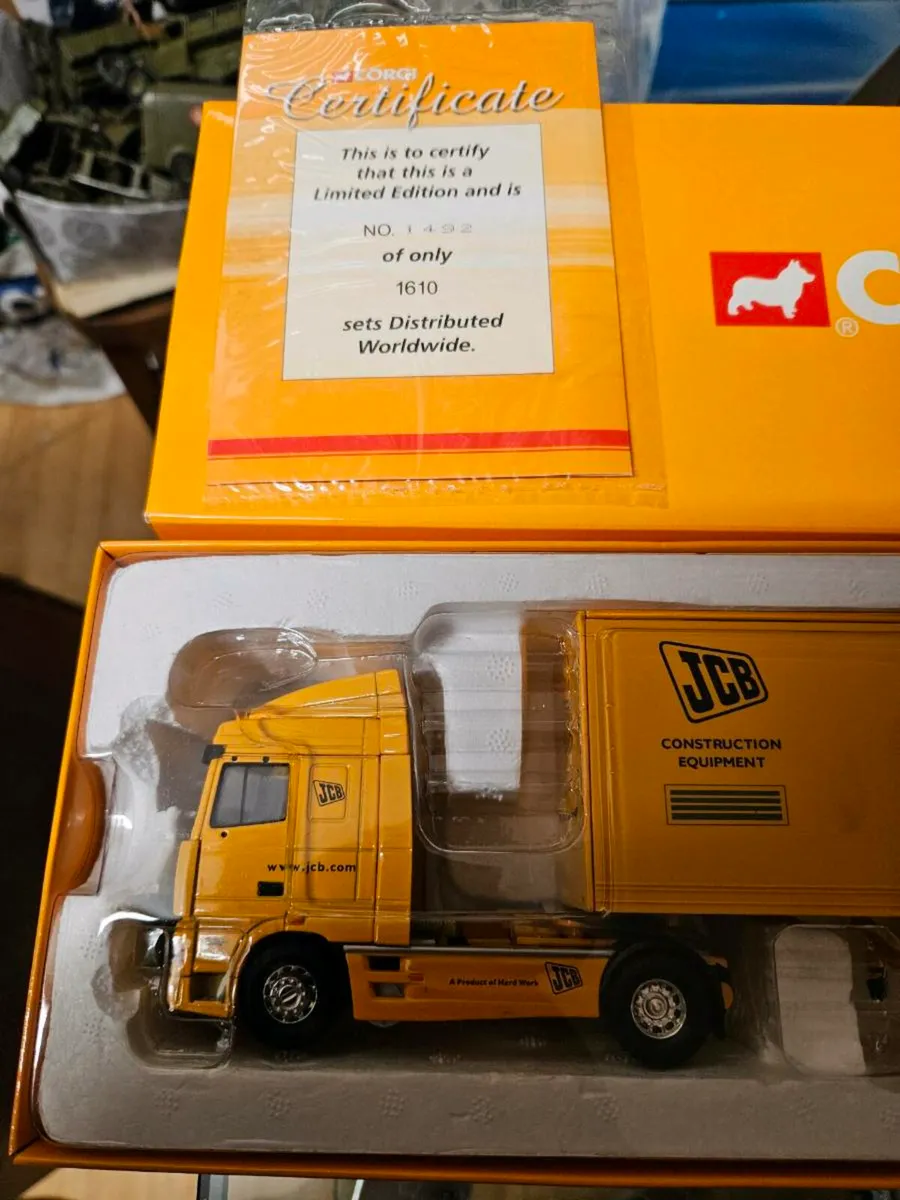 Corgi DAF Tractor Unit and JCB Exhibition Trailer - Image 4