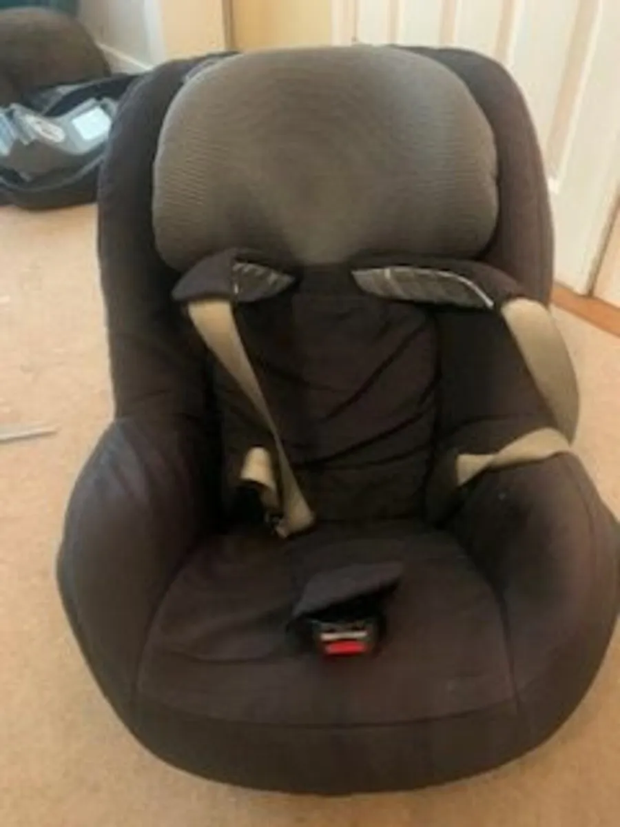 Maxi Cosi Pearl infant car booster seat - Image 1