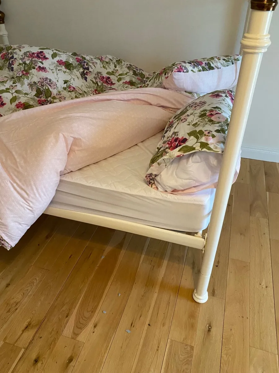 Bed - Image 1
