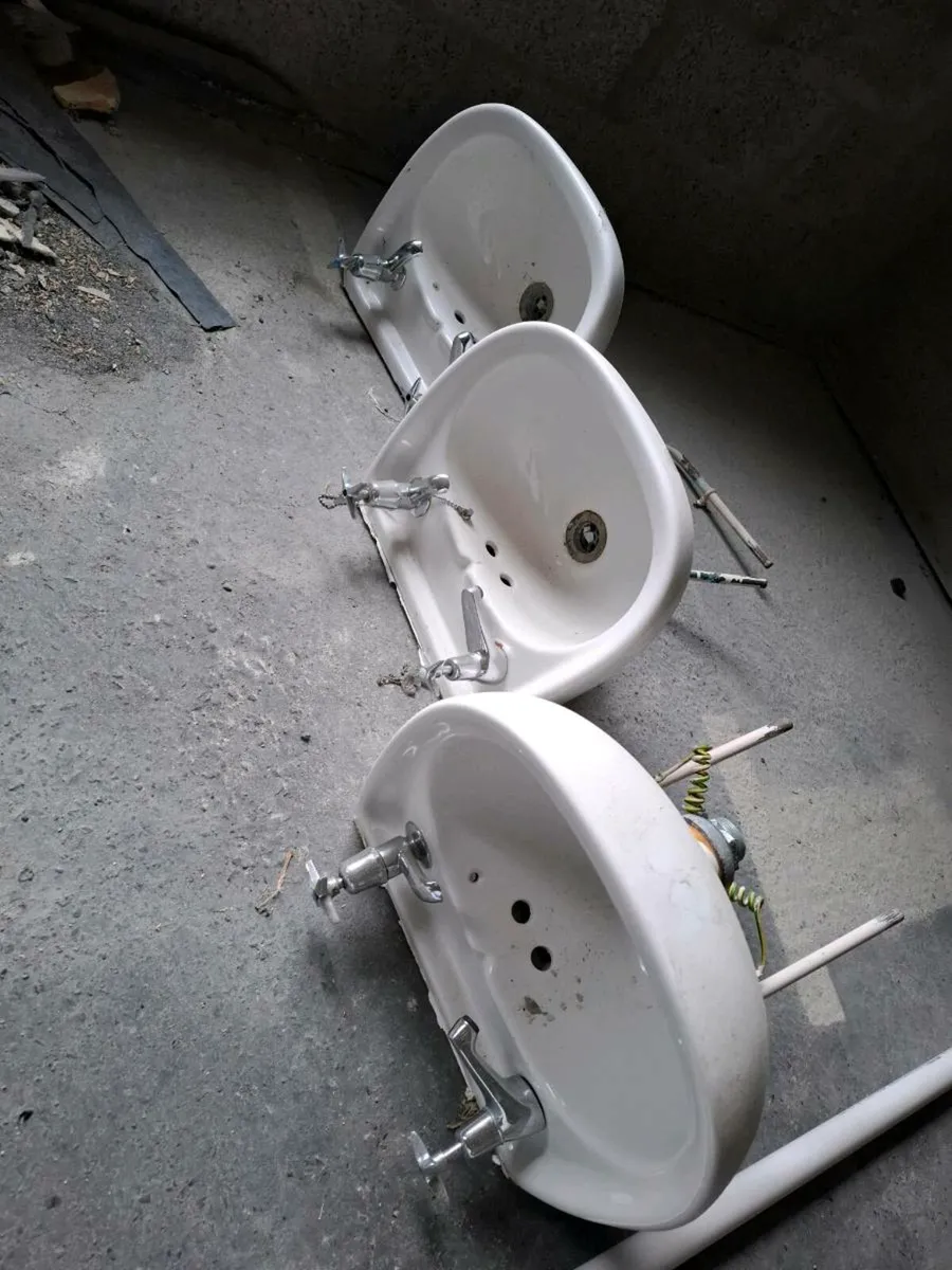 3 x small sinks - Image 1