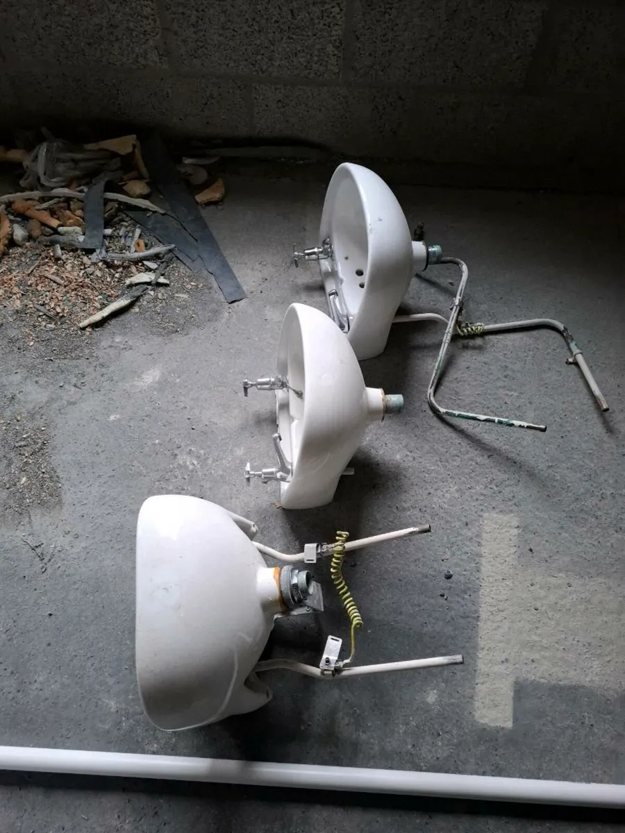 3 x small sinks - Image 2