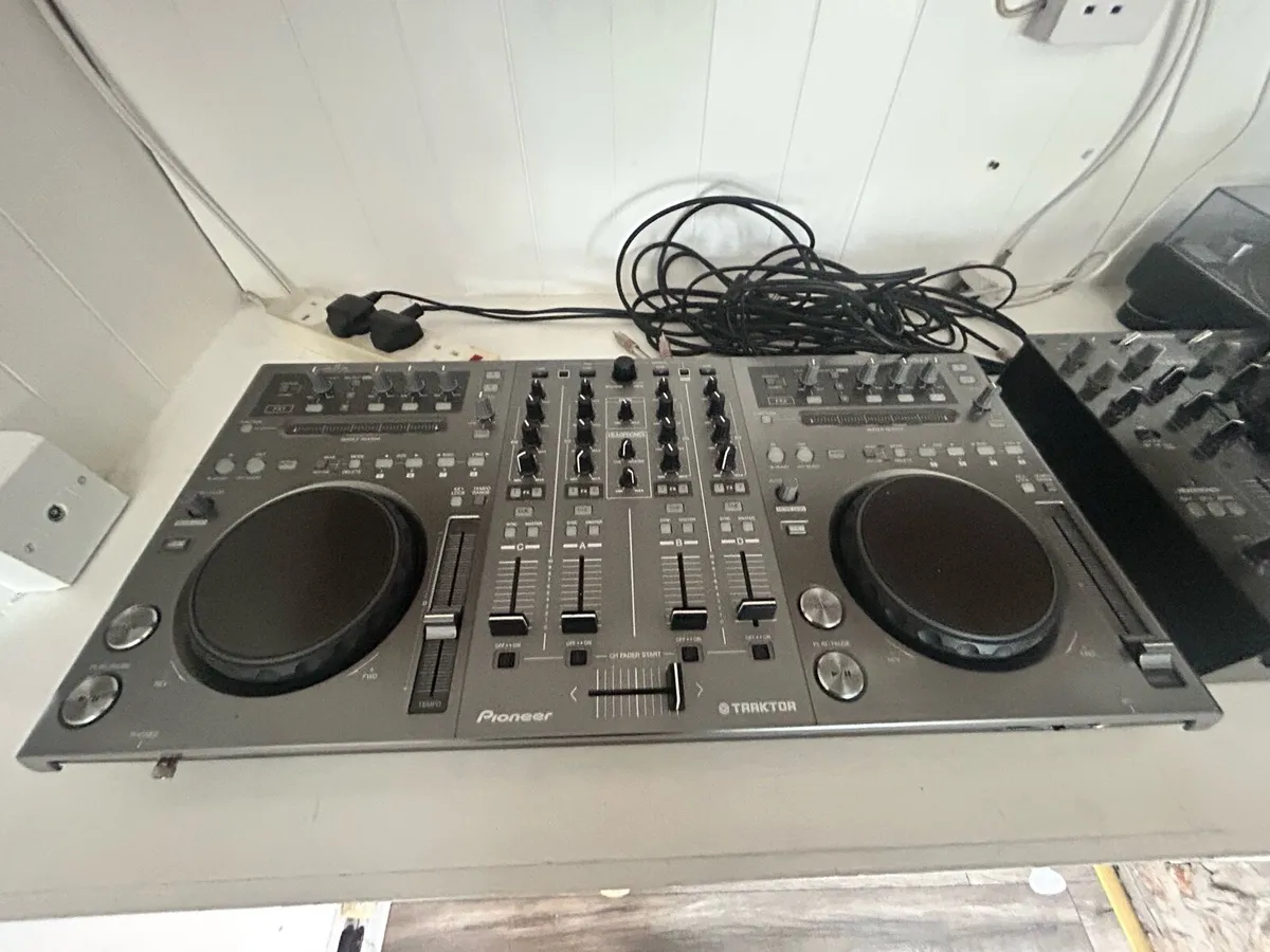Pioneer DDJ-T1 DJ controller - Image 1