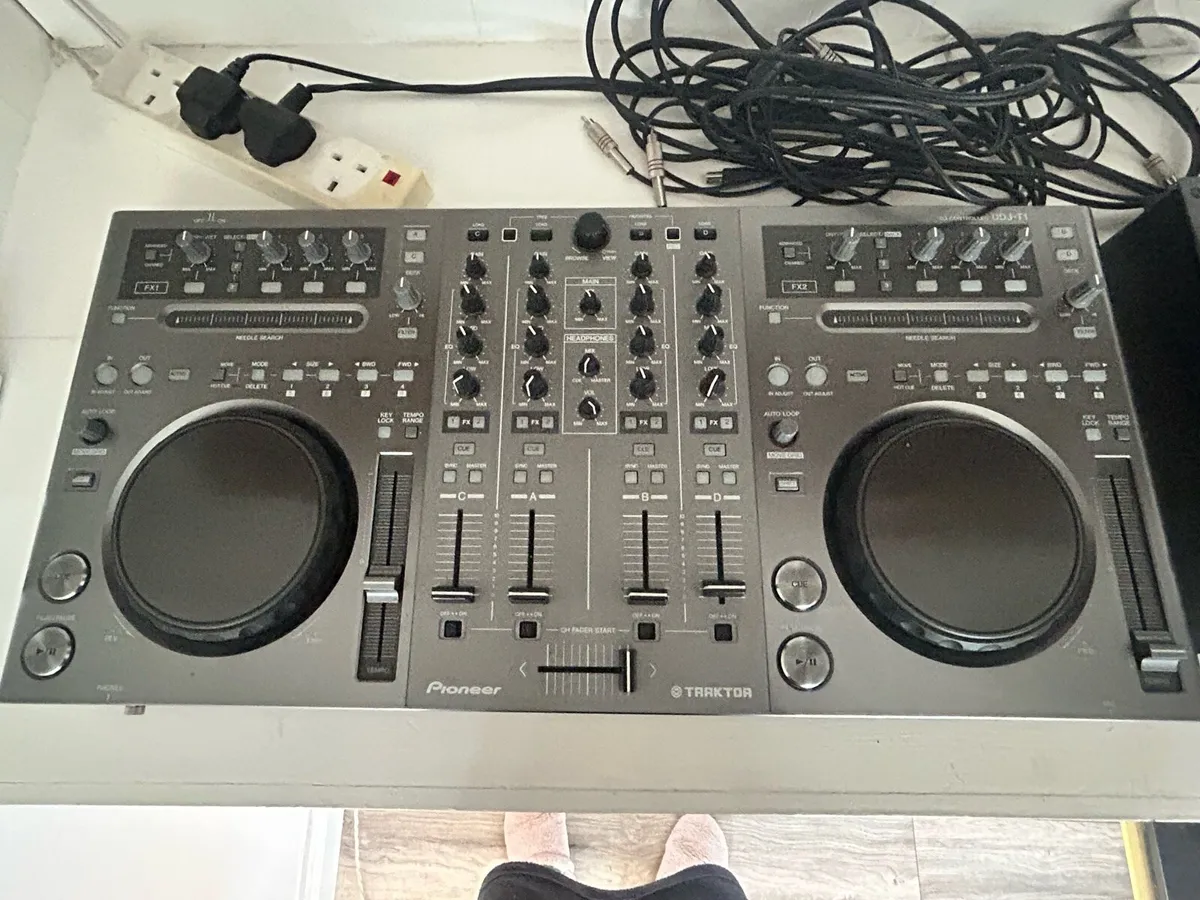 Pioneer DDJ-T1 DJ controller - Image 2