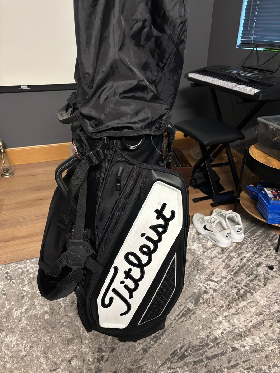 Titleist Premium Stand Bag - Image 1