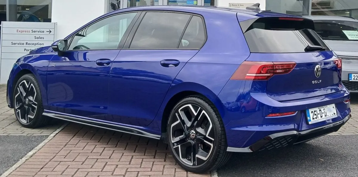 Volkswagen Golf R-line 2.0 TDI 150HP  rear View C - Image 4