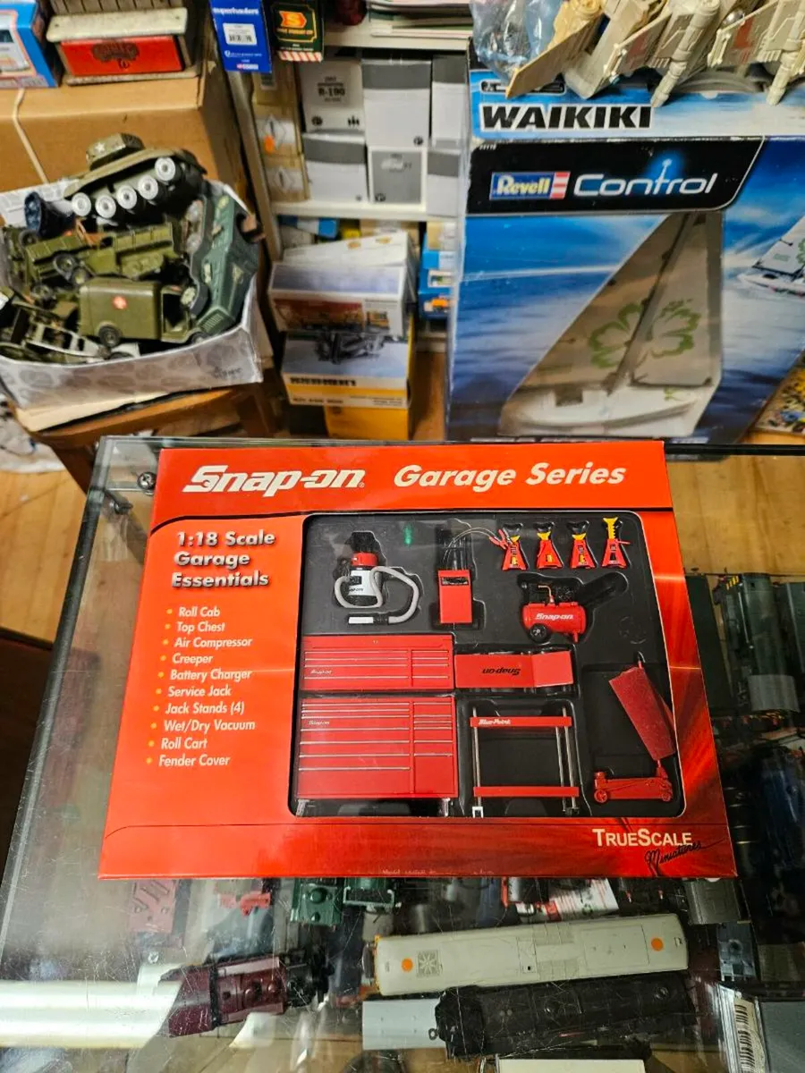 Corgi Snap on 1.18 Garage Set - Image 1