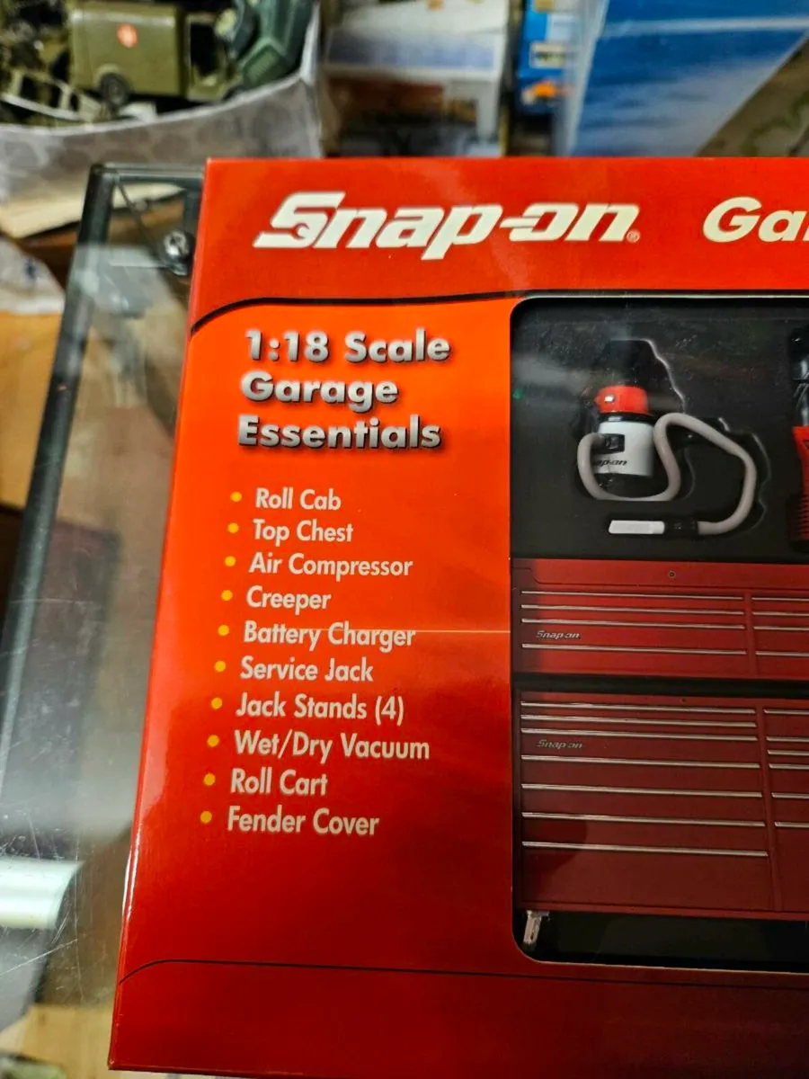 Corgi Snap on 1.18 Garage Set - Image 2