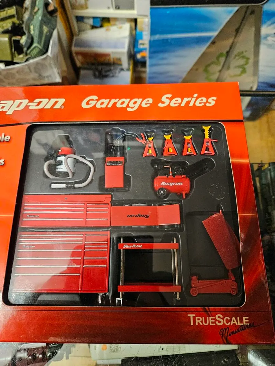 Corgi Snap on 1.18 Garage Set - Image 3