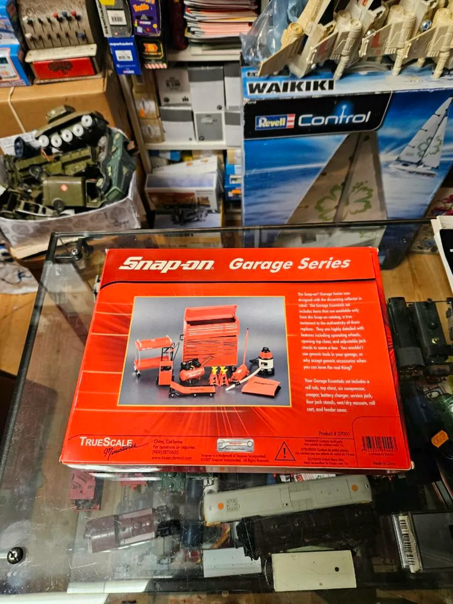 Corgi Snap on 1.18 Garage Set - Image 4