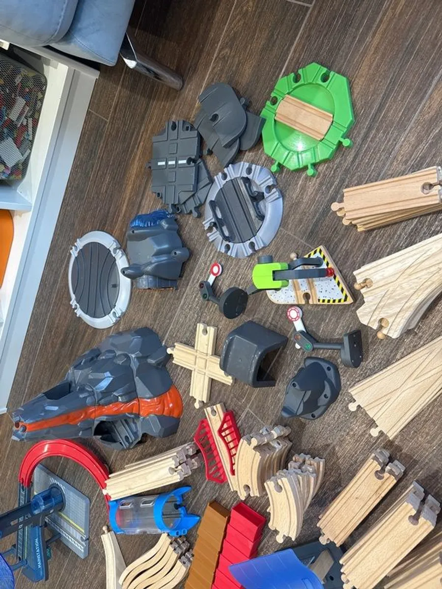 large wooden train set & accessories - Image 4