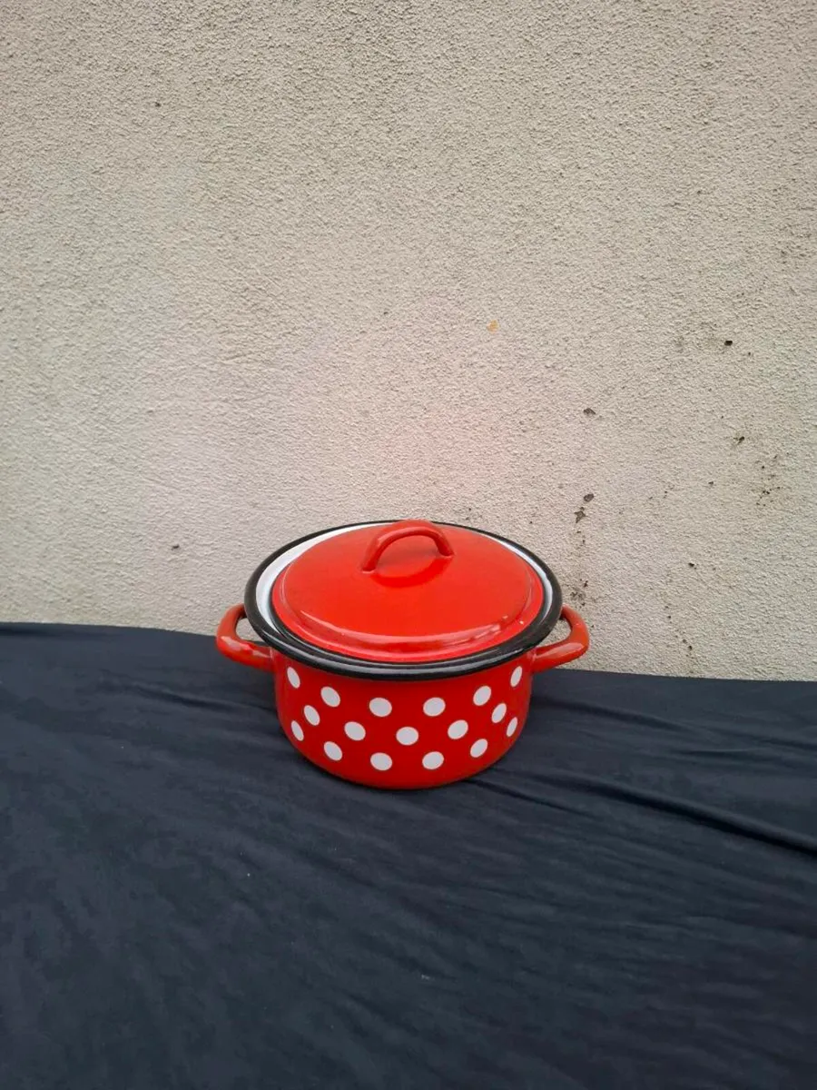 Small vintage red enamel pot - Image 1